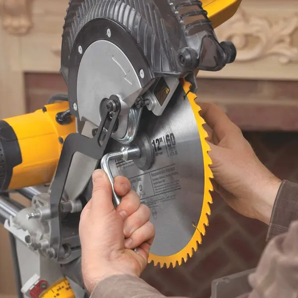 Пила торцовочная DeWalt DWS780-QS