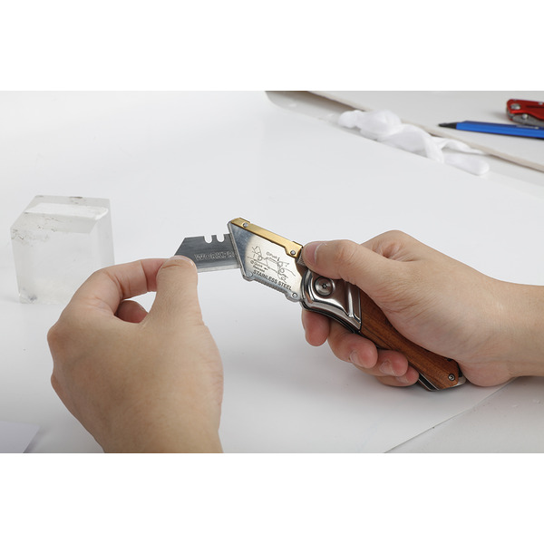 Нож WorkPro cкладной деревянный+10лезвий WP211014